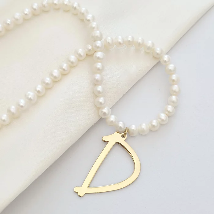 Lantisor cu Perle - Majuscula intensa - Model sirag perle cu initiala mare - Argint 925 placat cu Aur Galben 18K