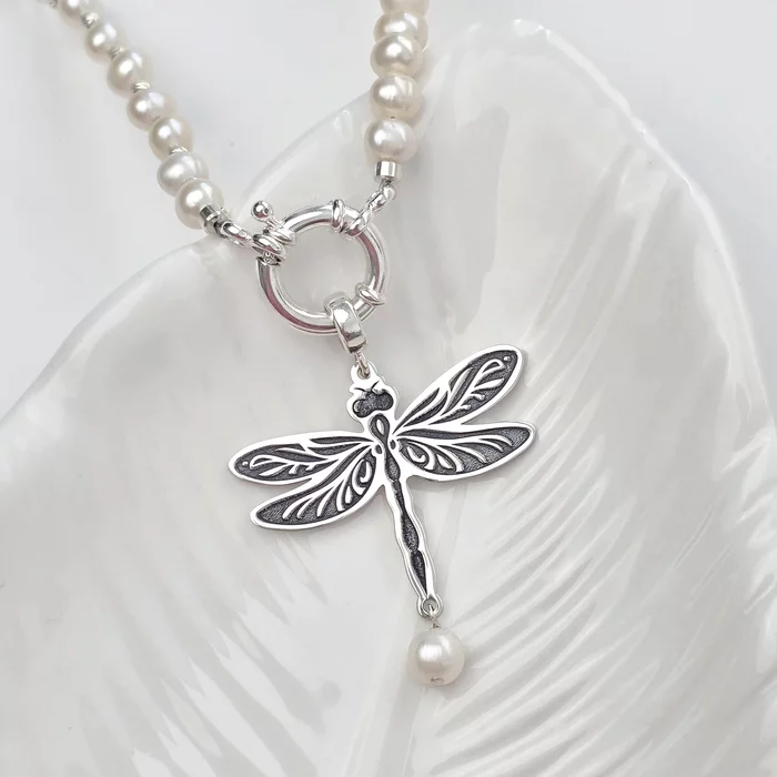 Lantisor cu Perle - pandantiv libelula - Model sirag de perle albe cu bilute si lantisor - Argint 925