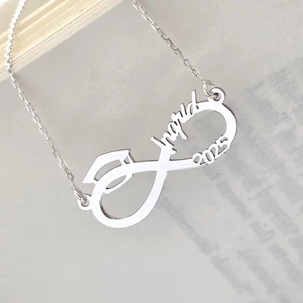 Lantisor personalizat - Medalion Infinit cu Nume Decupat și Toca – Simbol al Absolvirii - Argint 925