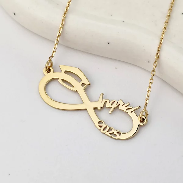 Lantisor personalizat - Medalion Infinit cu Nume Decupat și Toca – Simbol al Absolvirii - Argint 925 placat cu Aur Galben 18K