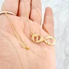 Lantisor personalizat - Pandantiv Infinit cu nume si picioruse decupate - Aur Galben 14K
