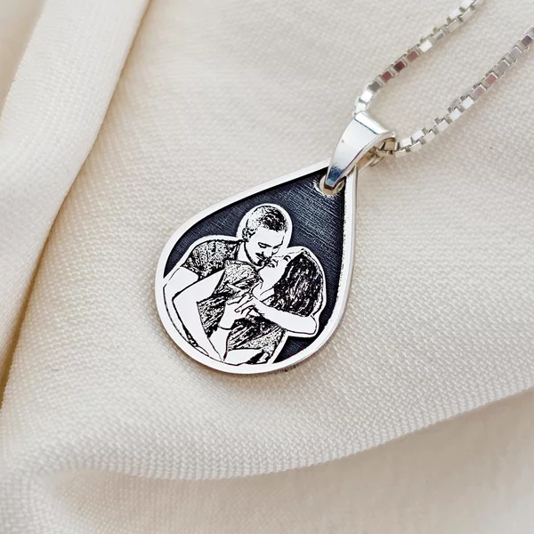 Lantisor personalizata cu poza - Lacrima Amintirilor - Model fotogravura relief - Argint 925
