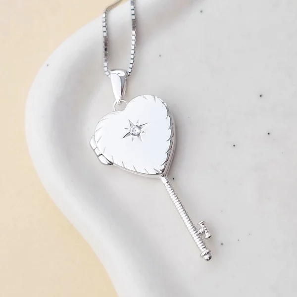 Medalion Cheia iubirii - Locket cu poze in interior - Argint 925 si cristal Zirconia