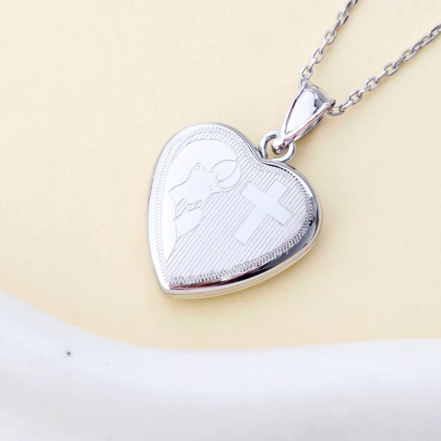 Medalion inima cu poze in interior - Little Prayer Girl - Argint 925