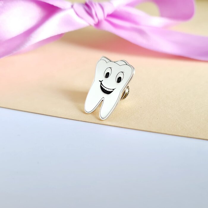 Pin personalizat – Dinte zambaret – Argint 925 925