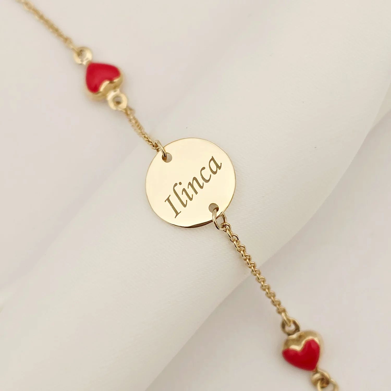 Bratara Chic Baby - Banut personalizat si Inimioare cu email rosu - Lantisor ajustabil - Aur Galben 9K