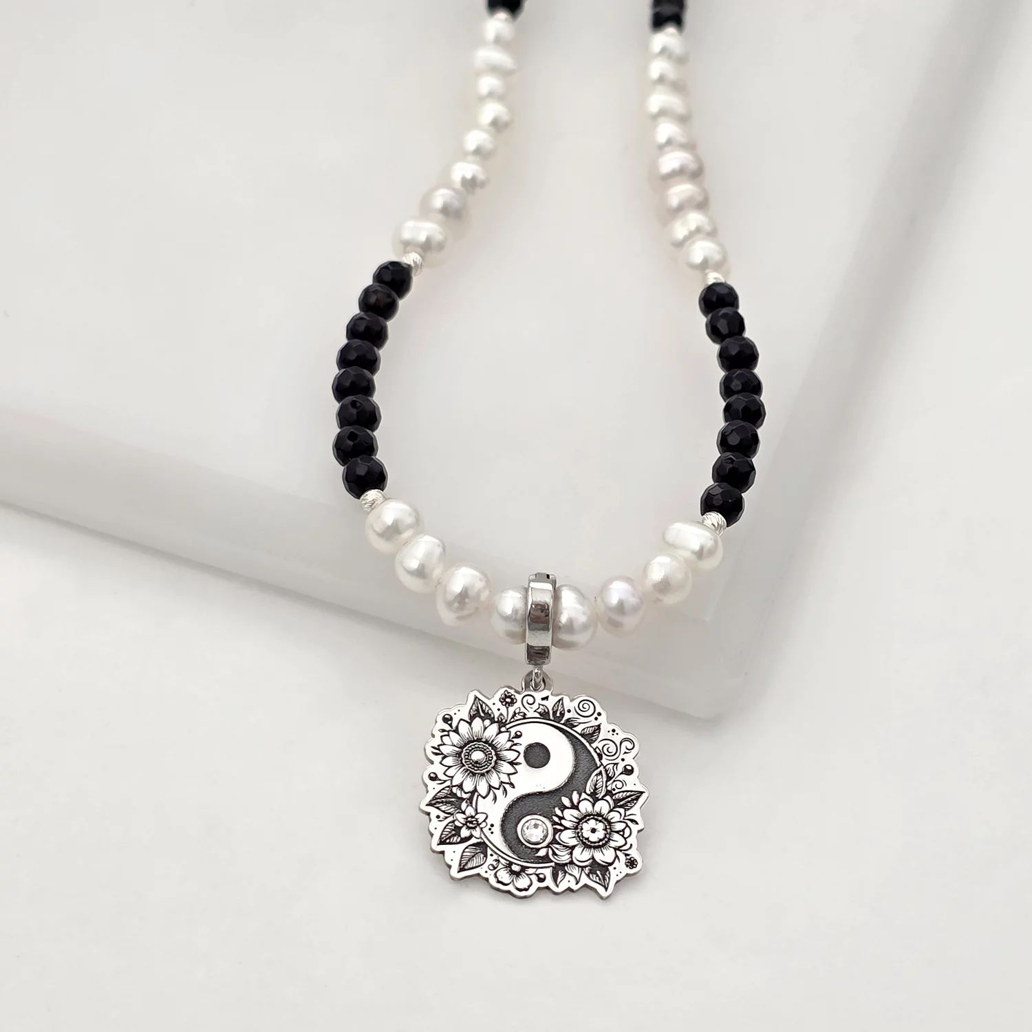 Colier Floare Yin & Yang si Cristal Swarovski - Combinatie de Perle Albe & Onix - Argint 925