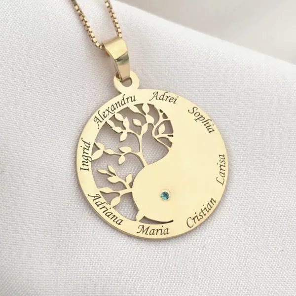 Lantisor cu Pandantiv Rotund Copacul Vietii Yin & Yang din Argint 925 Placat cu Aur de 18K - Decorat cu Smarald si Personalizabil cu 8 Nume