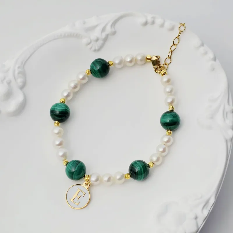 Bratara cu Perle & Malachit - Initiala in email alb - Model alternanta eleganta de perle, bilute si malachit - Argint 925 placat cu Aur galben 18K picture - 6
