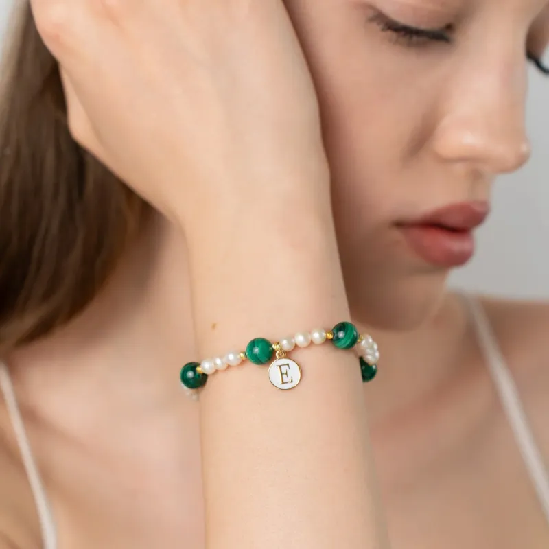 Bratara cu Perle & Malachit - Initiala in email alb - Model alternanta eleganta de perle, bilute si malachit - Argint 925 placat cu Aur galben 18K picture - 2