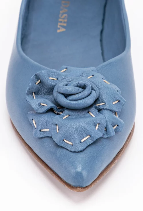 Balerini albastri din piele accesorizati cu detaliu floare