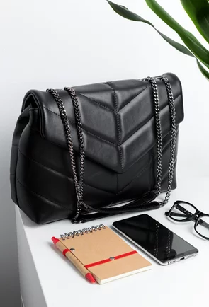 Geanta dama din piele neagra cu aspect matlasat