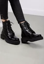 Ghete negre din piele lacuita cu aspect piele de crocodil