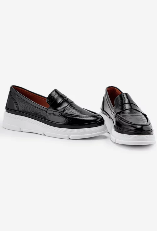 Mocasini negri din piele lacuita