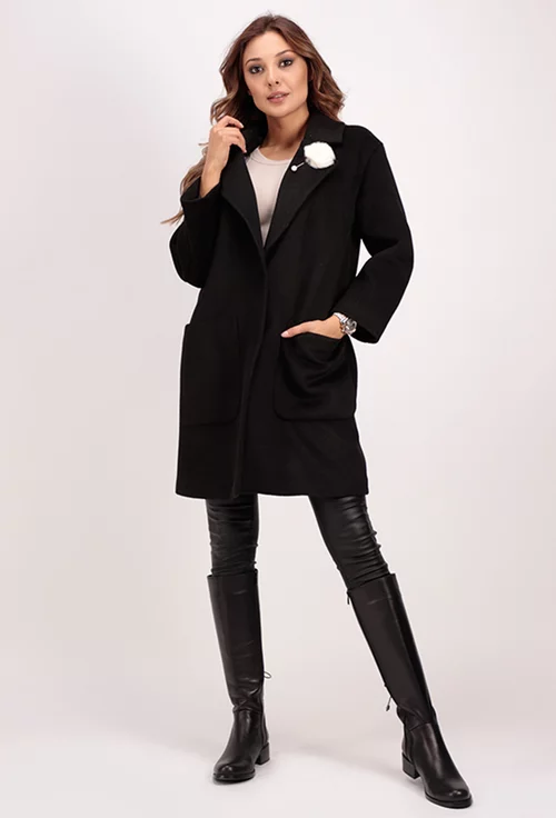 Palton negru cu detaliu stil brosa