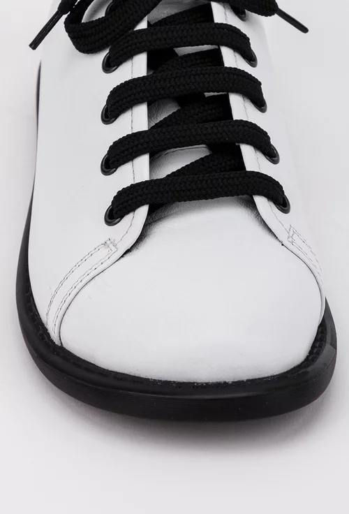 Pantofi albi din piele naturala cu siret