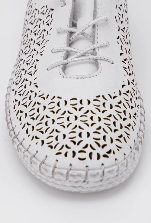 Pantofi albi din piele naturala perforata