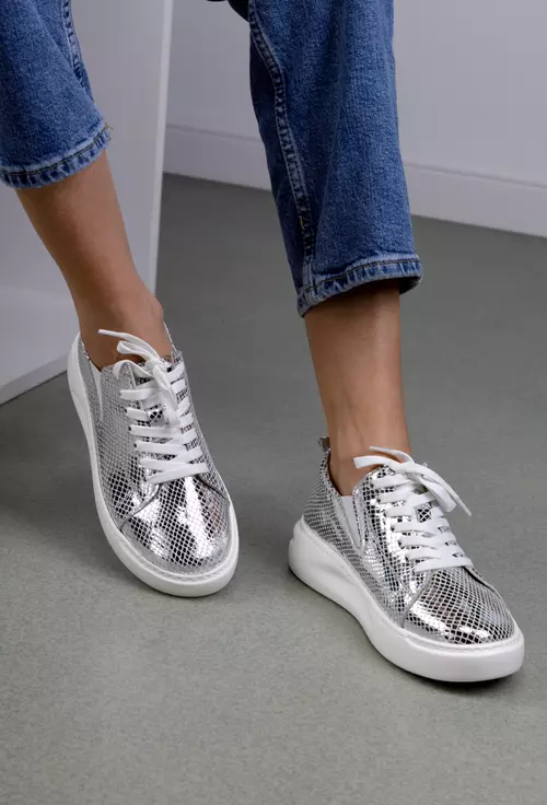 Pantofi argintii din piele cu aspect lucios