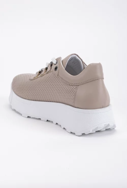 Pantofi bej din piele cu agatatori metalice
