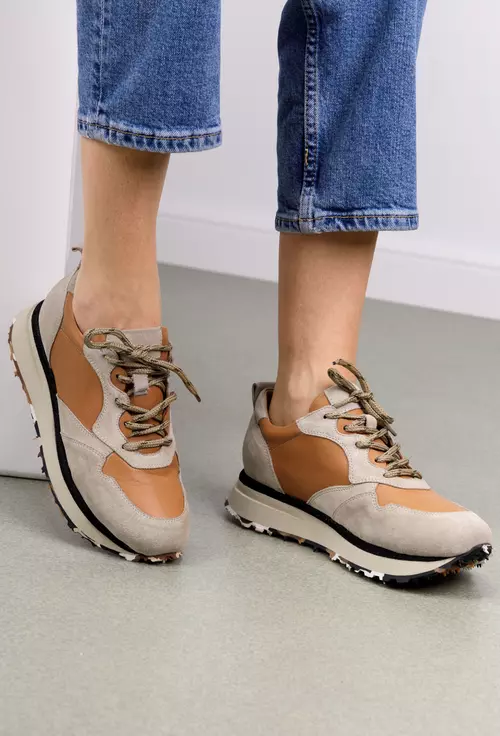 Pantofi camel cu grej din doua tipuri de piele cu siret