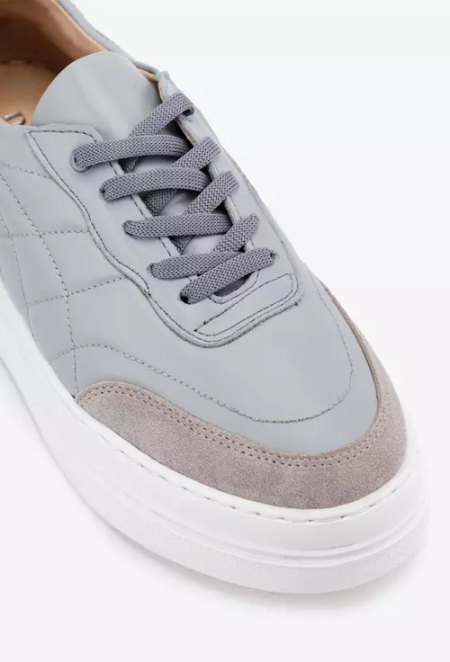 Pantofi gri din doua tipuri de piele si detaliu argintiu