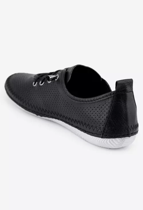 Pantofi negri din piele cu perforatii