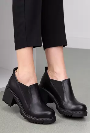 Pantofi negri din piele cu toc gros si elastic in laterale