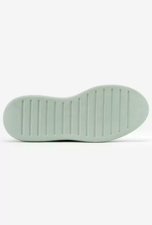 Pantofi realizati din piele lacuita neagra