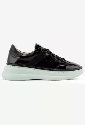 Pantofi realizati din piele lacuita neagra