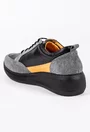 Pantofi sport gri din piele cu detalii in nuante de negru si portocaliu