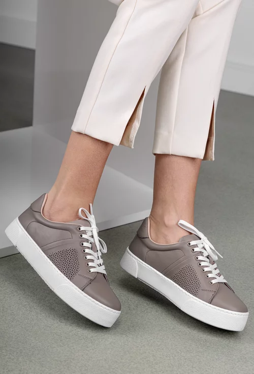 Pantofi taupe din piele naturala cu model