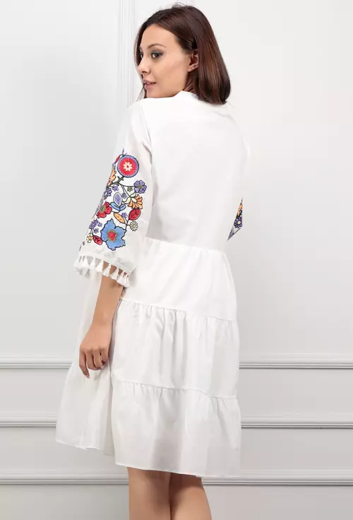 Rochie alba cu broderie si ciucuri