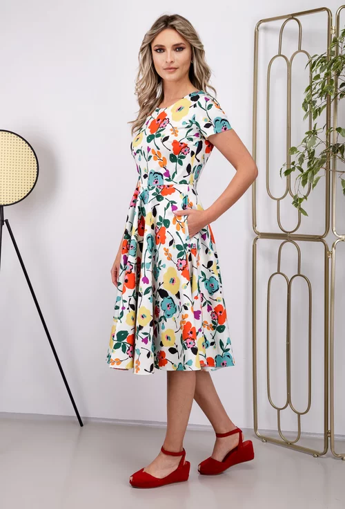 Rochie cu detalii florale pe fond alb