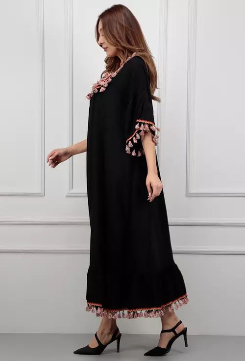 Rochie neagra accesorizata cu ciucuri