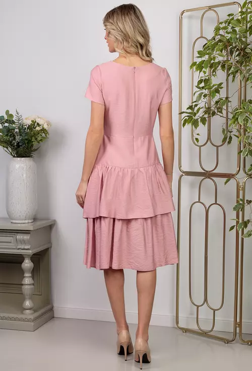 Rochie roz accesorizata cu volane