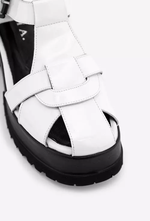 Sandale albe din piele lacuita cu toc gros si platforma