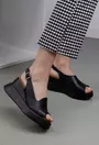 Sandale confectionate din piele neagra