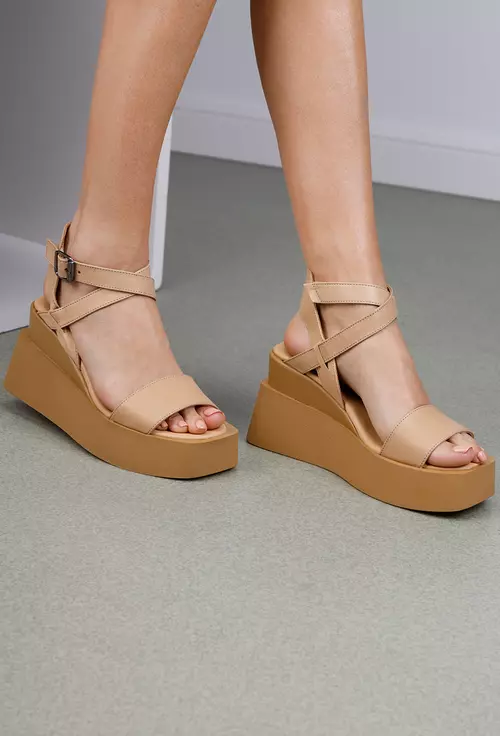 Sandale cu platforma realizate din piele bej