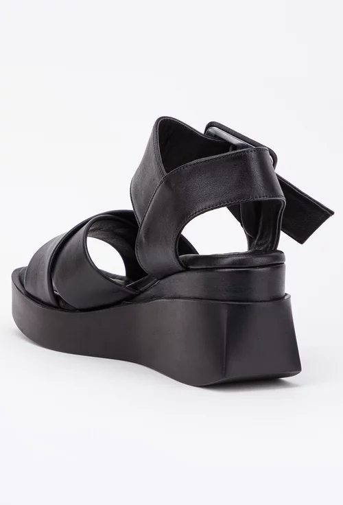 Sandale in nuanta neagra din piele cu talpa neagra