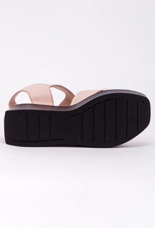 Sandale in nuanta roz pal din piele cu talpa neagra