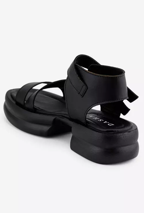Sandale negre din piele cu talpa neagra