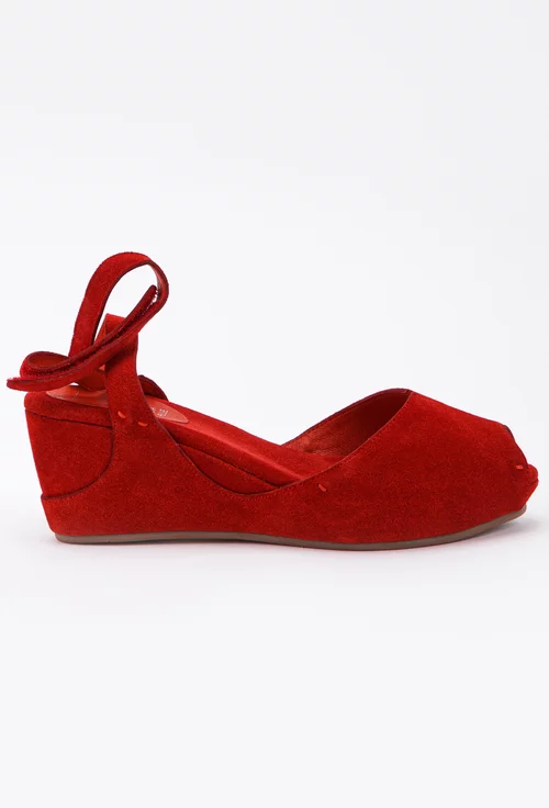 Sandale rosii realizate din piele intoarsa