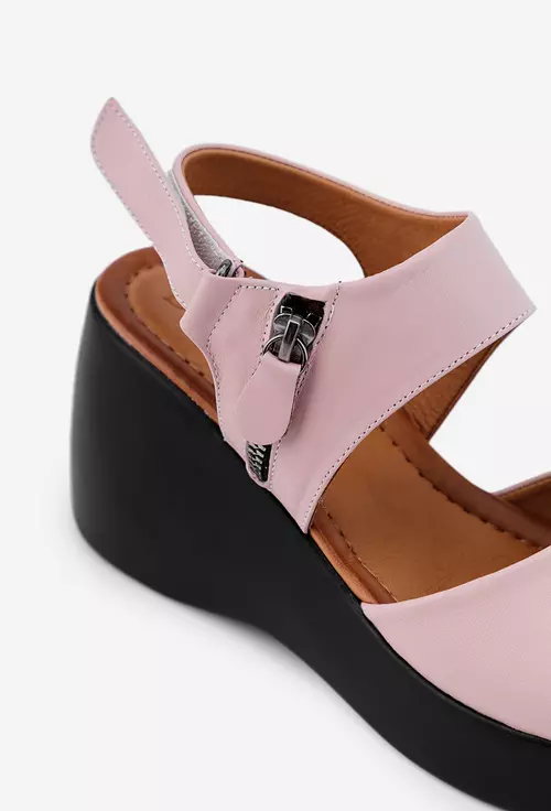 Sandale roz din piele cu inchidere scai