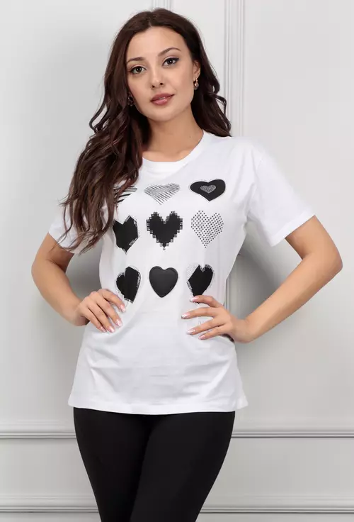 Tricou alb cu model inimi accesorizate