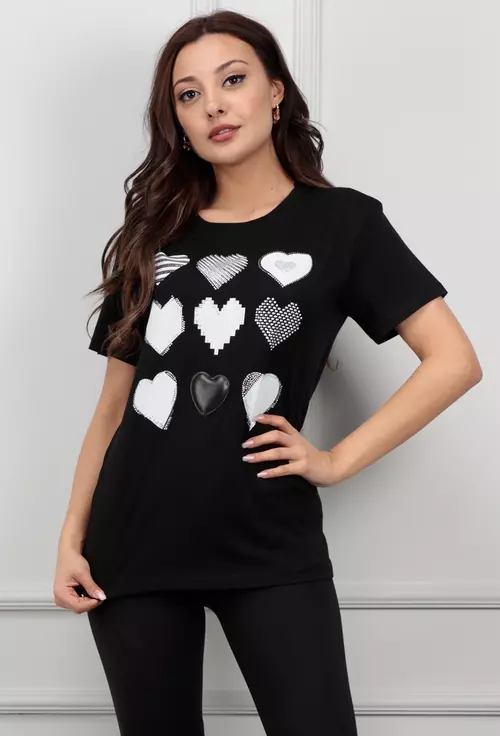 Tricou negru cu model inimi accesorizate