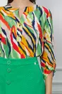 Bluza Caterina cu imprimeri verzi si rosii si maneci prinse cu nasturi