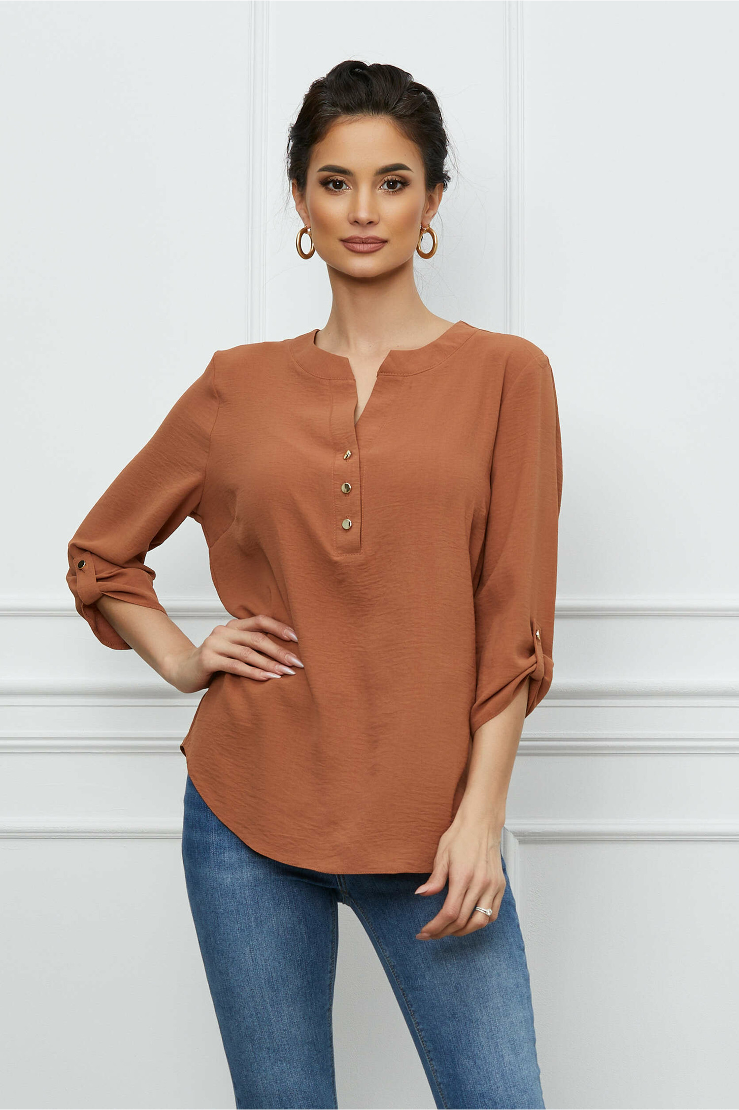Bluza Caterina maro cu maneci scurte prinse cu nasturi