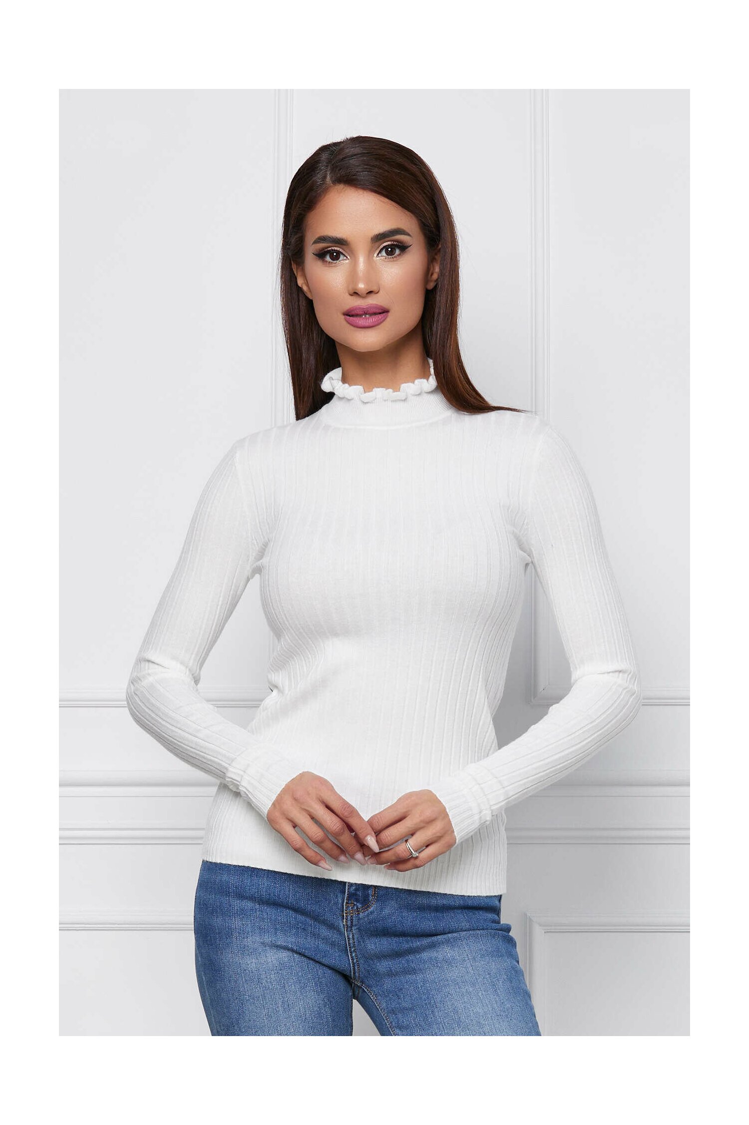 Bluza Daria alba din tricot reiat cu guler inalt