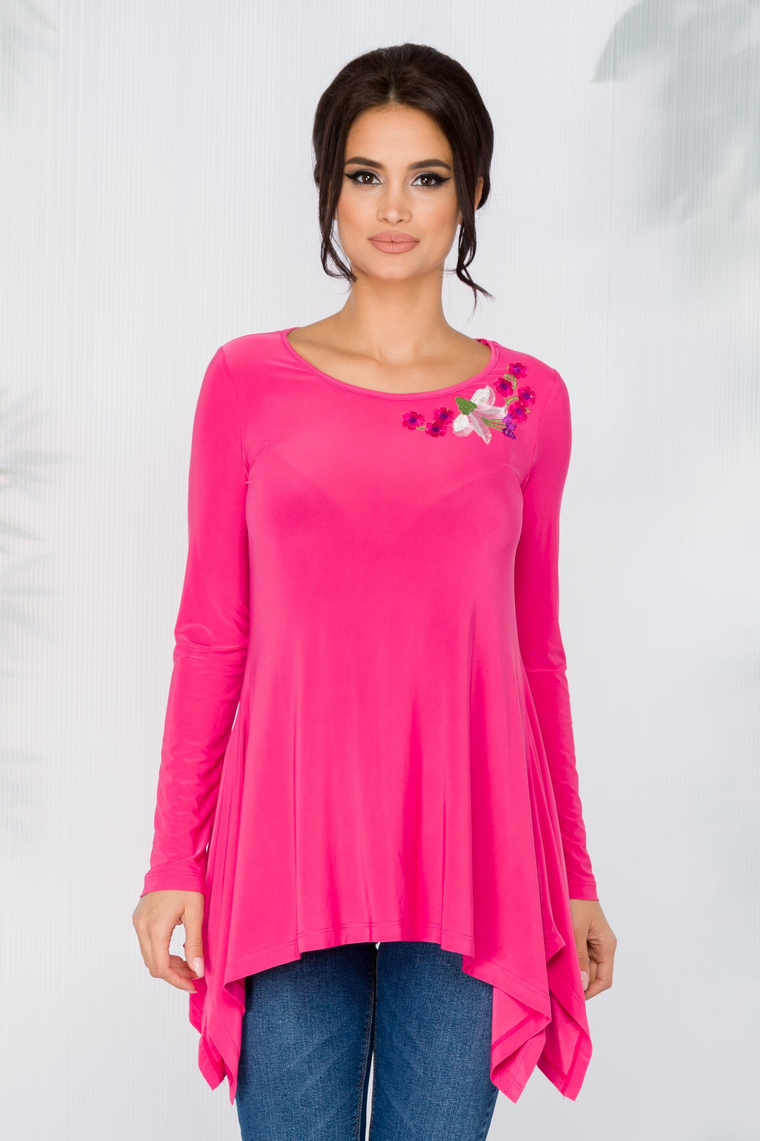 Bluza Diana fucsia cu broderie florala si lungime asimetrica