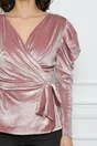 Bluza Dy Fashion roz din catifea cu accosorii pe umeri